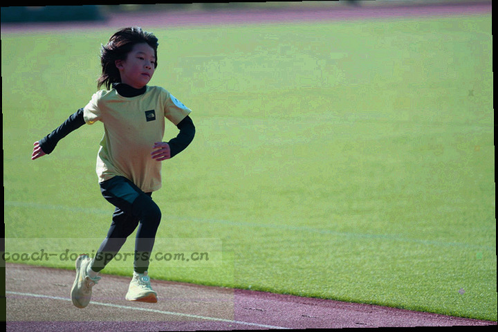 山地城市夜灯沿坡地铺开，雨雾折射出细碎光斑
